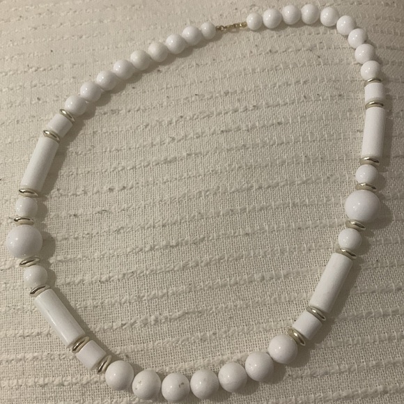 Vintage 1970’s White Beaded Necklace - Picture 2 of 4